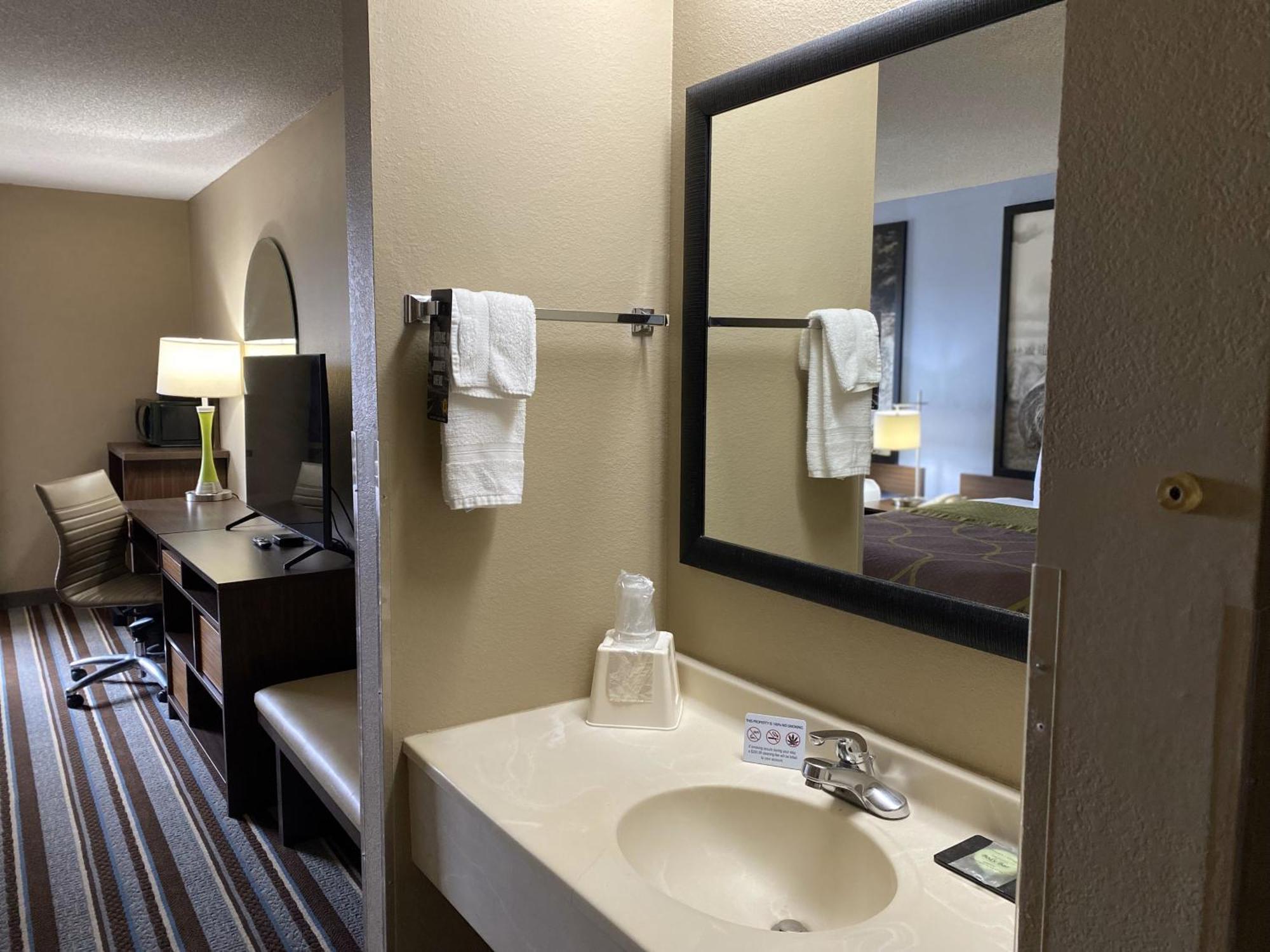 Super 8 By Wyndham Winfield-Quail Ridge Area Hotell Eksteriør bilde